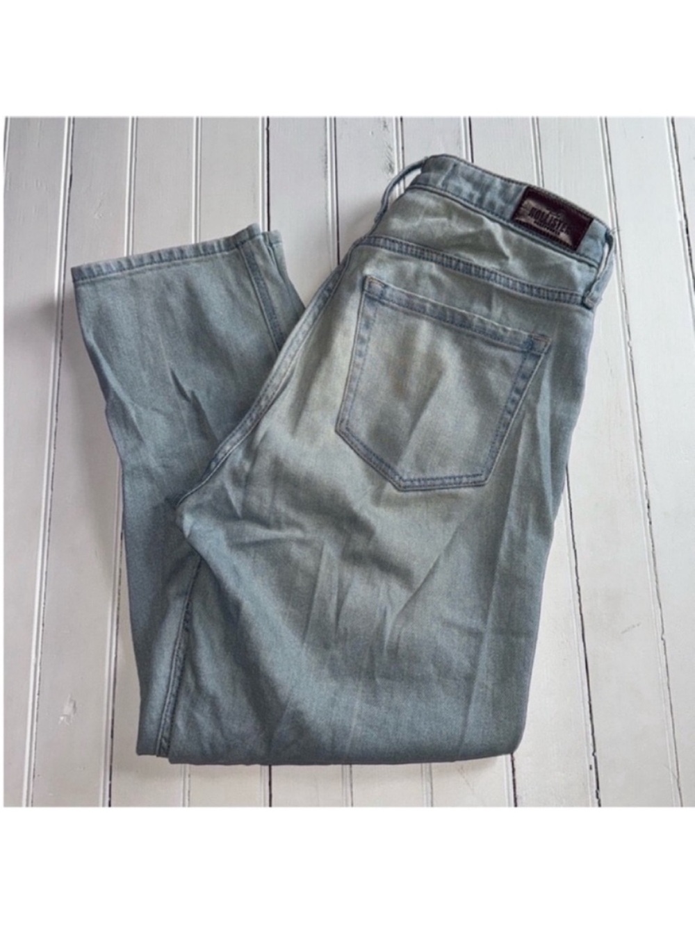 Hollister Ultra High Rise Mom Jeans Light Wash Size 27 (5S)